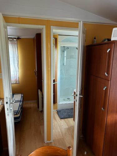 a room with a door open to a bedroom with a shower at Détente en 4 étoiles jusque 6 personnes, selon la dispo in Saint-Jean-de-Monts