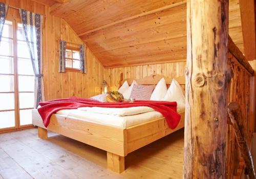 a bedroom with a bed in a log cabin at Im Dörfl Anno 1873 in Irdning