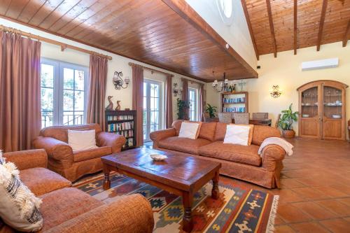 Casa Bruella - Walk to beach Pool WiFi and BBQ