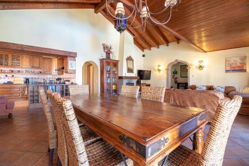 Casa Bruella - Walk to beach Pool WiFi and BBQ