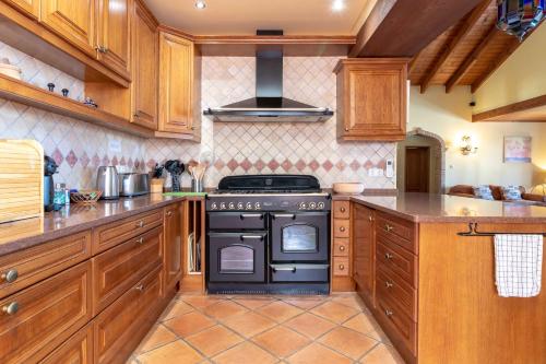 Casa Bruella - Walk to beach Pool WiFi and BBQ