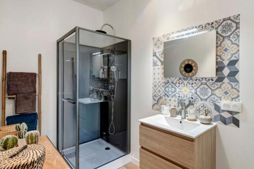 a bathroom with a shower and a sink at Le Cocon d'Eymet village in Eymet