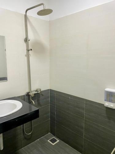 a bathroom with a sink and a shower at Bắp Bơ Homestay in Cồn Giả Viên