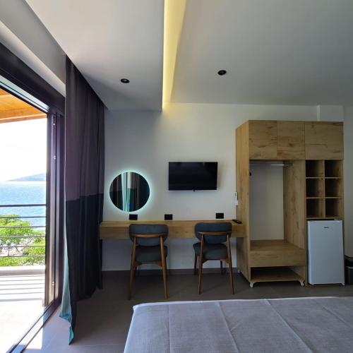 Sunset Boulevard Rooms tesisinde bir televizyon ve/veya eğlence merkezi