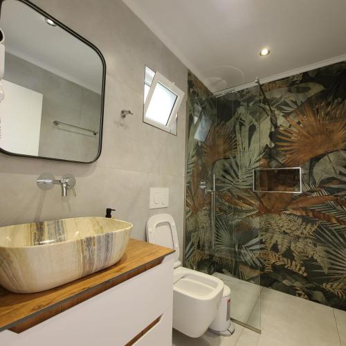 Sunset Boulevard Rooms tesisinde bir banyo