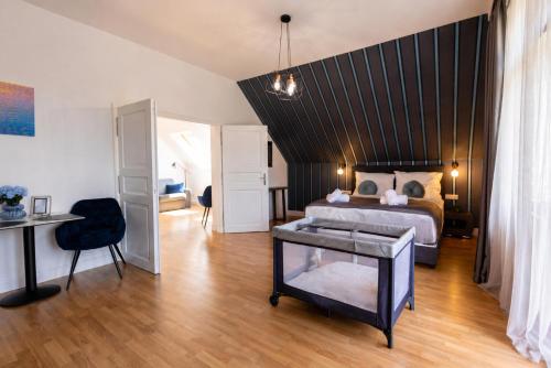 ein Schlafzimmer mit einem Bett, einem Tisch und einem Schreibtisch in der Unterkunft Villa Clariss in Balatonalmádi