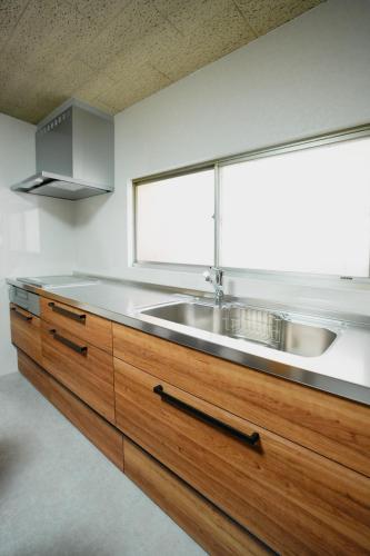 a kitchen with a sink and a window at 碧 AO Antik&Bay in Takamatsu