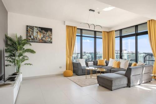 Elegant 3-Bedroom at The Cove with pool and gym