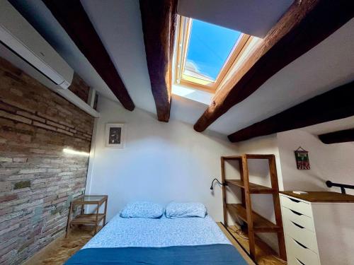 a bedroom with a blue bed and a window at Casa a 20 minuts de Barcelona in Molins de Rei