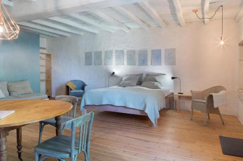 a bedroom with a bed and a table and chairs at Idyl 2020 in Migré