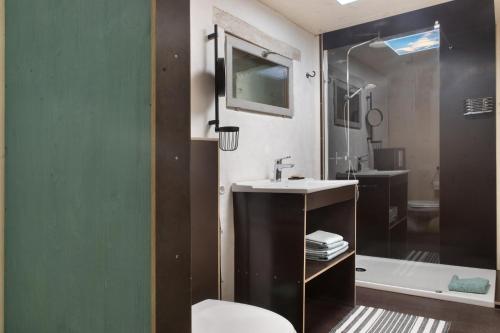 a bathroom with a sink and a shower at Idyl 2020 in Migré