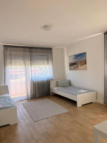 a white room with a bed and a window at Ferienwohnung Landskrone in Oppenheim