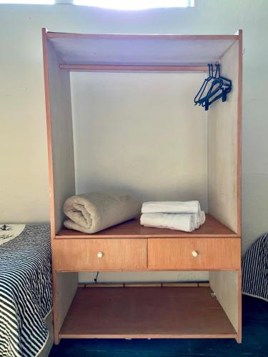 a book shelf with a pillow on it next to a bed at Maré Alta 400 mt da praia de Maresias in Maresias