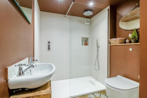 a bathroom with a white sink and a toilet at 1 Bed in Alhampton oc-t42458 in Bathampton