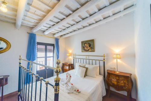 a bedroom with a bed and a window at Casa de la Robledo in Peñaflor