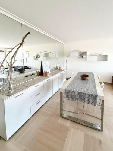 Pointe Croisette Spacious 1-Bedroom Overlooking Port Moure Rouge ID1209