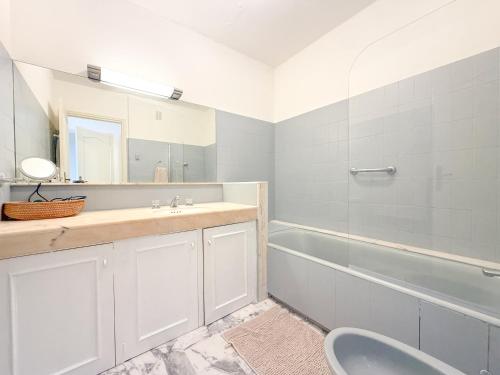 Pointe Croisette Spacious 1-Bedroom Overlooking Port Moure Rouge ID1209