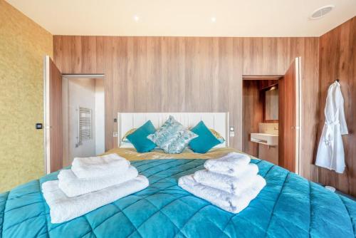 a large blue bed with towels on top of it at 1 Bed in Oban oc-t41733 in Acharra