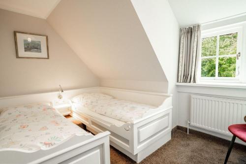 a bedroom with two beds and a window at Haus-Margarete-Nordwind in Kampen