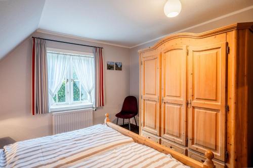 a bedroom with a large bed and a window at Haus-Margarete-Westwind in Kampen