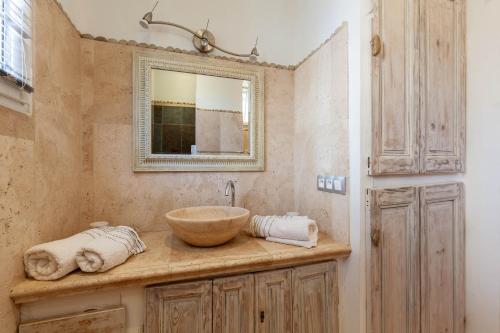 a bathroom with a bowl sink and a mirror at Chambre D'hôtes Les 5 Calanques in Ensuès-la-Redonne