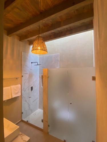 a bathroom with a shower and a chandelier at Suite Privada Nueva Boutique con Entrada Independiente y Acceso Autónomo, A 5 Min del Centro in Pátzcuaro