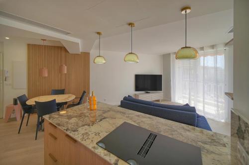 La Mer - Chic Riviera Apartment - Walk to Croisette