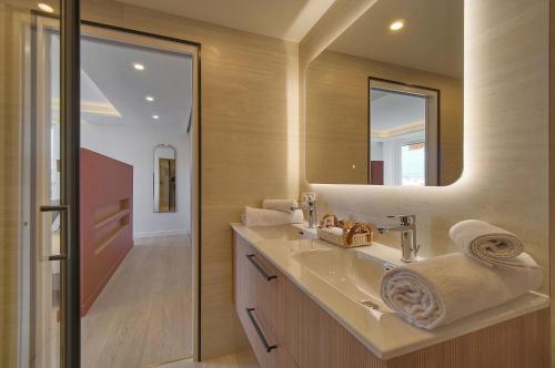 La Mer - Chic Riviera Apartment - Walk to Croisette