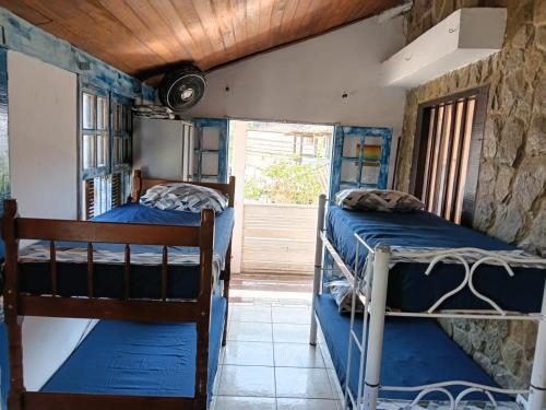 a room with two bunk beds in a room at Aura House Búzios in Búzios