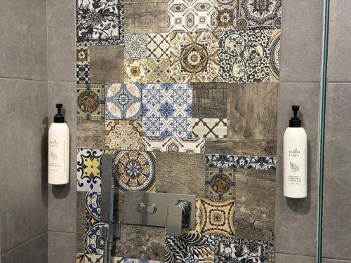 The Olive Hills tesisinde bir banyo