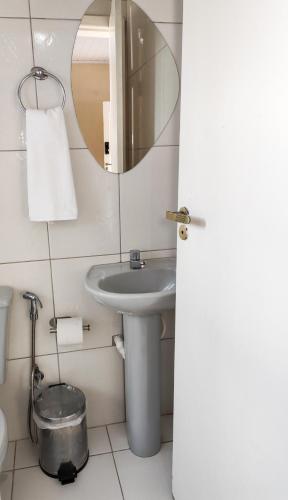 a bathroom with a sink and a mirror at Hospedagem em Diamantina in Diamantina