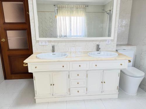 Beachfront Apartment for 6, 3 Bathrooms, Levante Beach