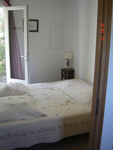 a bedroom with a bed and a window at chambre residence stella d'oro in Porto-Vecchio