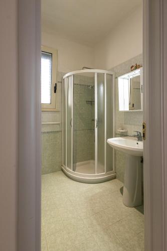 a bathroom with a shower and a sink at Maison Gioia di Casa Camilla Journey in Capilungo