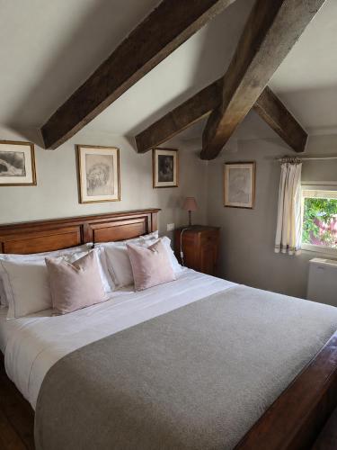 a bedroom with a large bed with white sheets at Garden Loft by Veneto Villa in Albignasego