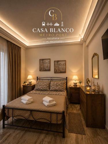 Ein Schlafzimmer mit einem Bett und einem Schild mit der Aufschrift Casa Blanca Mex in der Unterkunft Casa Blanco Metro Port Suites in Piräus