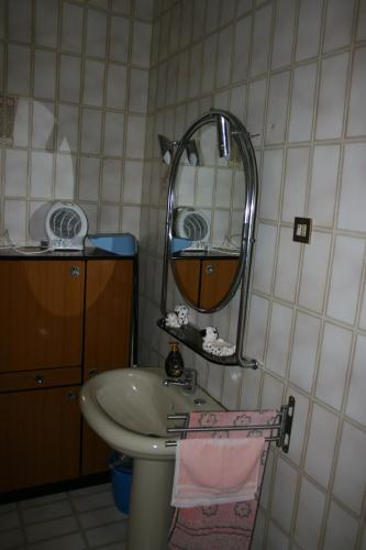 y baño con lavabo y espejo. en Antica Sartoria, en Palermo