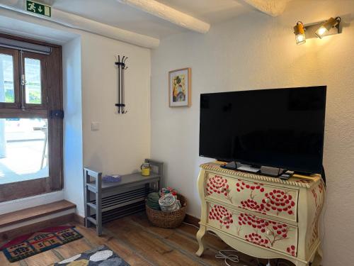 a flat screen tv sitting on top of a dresser at Casa do Papillon in Mata de Cima