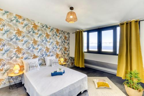 a bedroom with a bed and a window at Villa Ô Ti Paille-en-queue - 14 voyageurs in Saint-Joseph