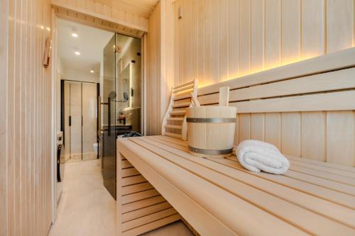 a room with a bench with a towel on it at Yachthafen Barth - Ferienwohnung und Penthouses in Barth