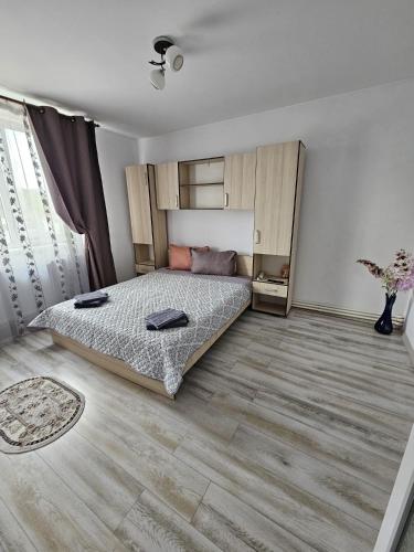 ein Schlafzimmer mit einem Bett und einem Holzboden in der Unterkunft D'oro in Tulcea