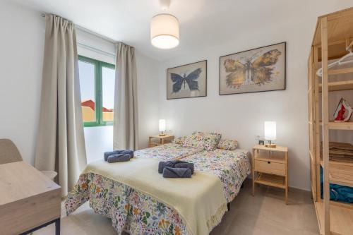 a bedroom with a bed and a window at Casita Darmelo in Costa Calma