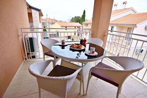 Modern poolside flat with game room acess