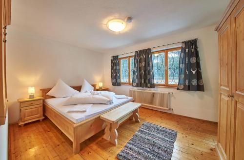 sypialnia z łóżkiem i oknem w obiekcie Ferienhaus Oberlengau w Saalbach Hinterglemm