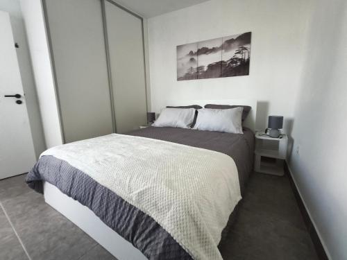 a bedroom with a large bed in a room at O Refúgio in Mértola