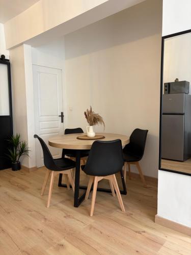 a dining room with a table and chairs at JMAM Urban Suite T2 Climatisé en centre ville proche plage in Fos-sur-Mer