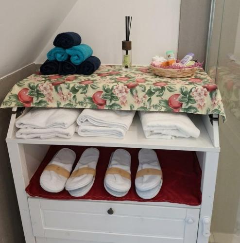 a shelf with a bunch of towels and shoes at Helle Dachgeschosswohnung, neu renoviert & ruhig in Wolfenbüttel