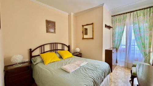 a bedroom with a bed with two towels on it at Jaca Centrum in Jaca
