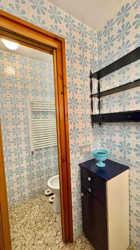 a bathroom with a toilet and a sink at Jaca Centrum in Jaca