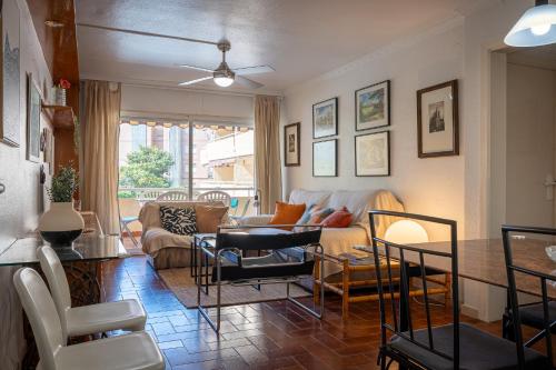 a living room with a couch and a table at AT070 Piscina, 4 habitaciones, a 180m de la playa in Torredembarra